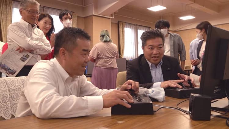 県議会議員を対象としたeスポーツの体験会の画像